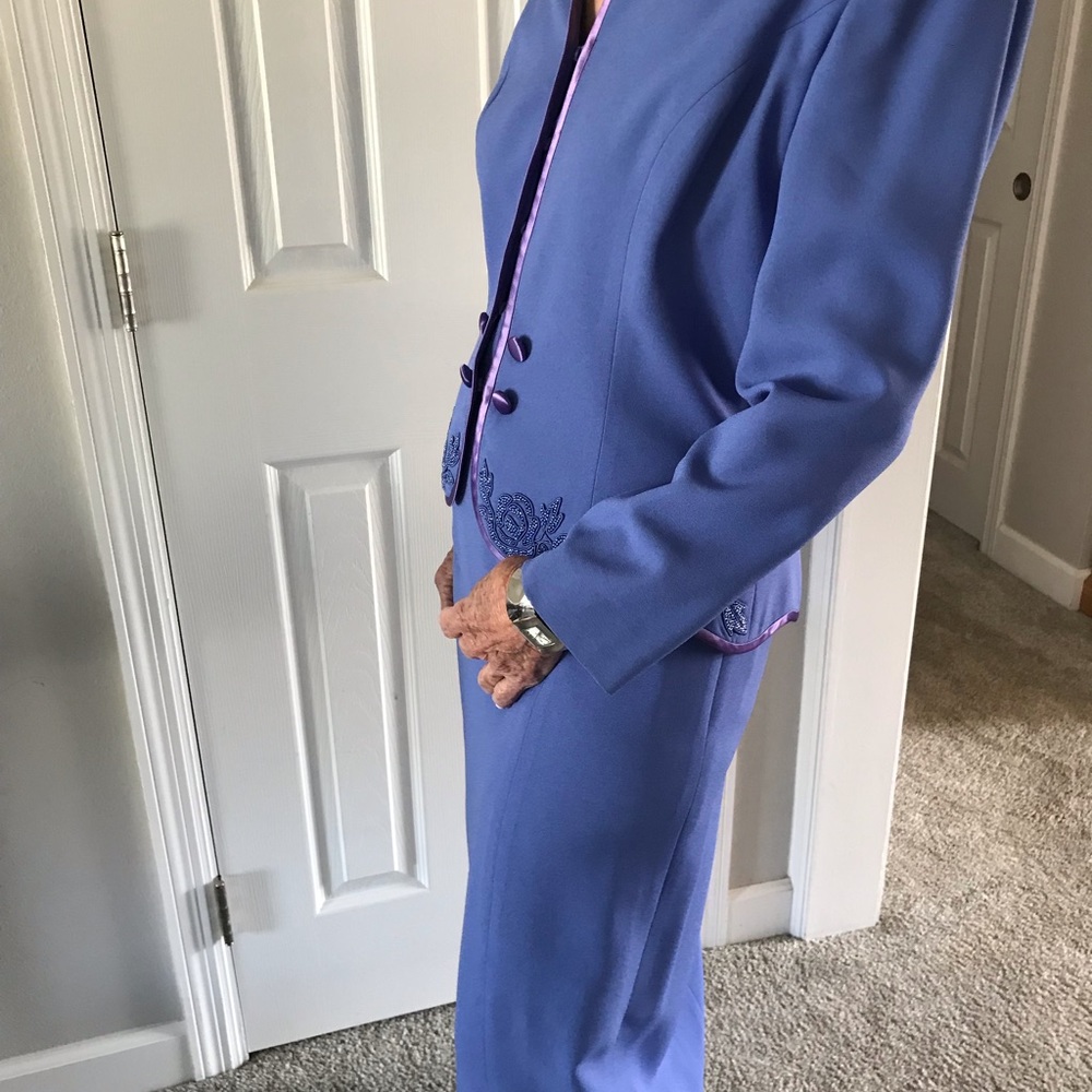 Remini Suit, Size 6 - Picture 6 of 13